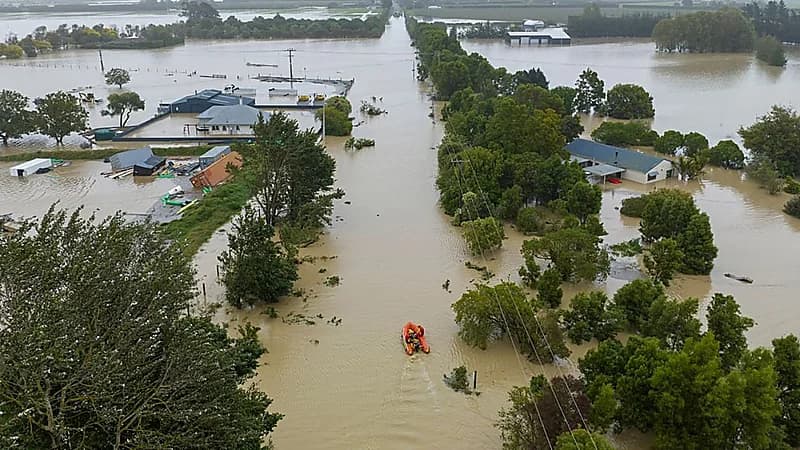 قتلى في جنوب أفريقيا وطوارئ بنيوزيلندا بسبب فيضانات وإعصار