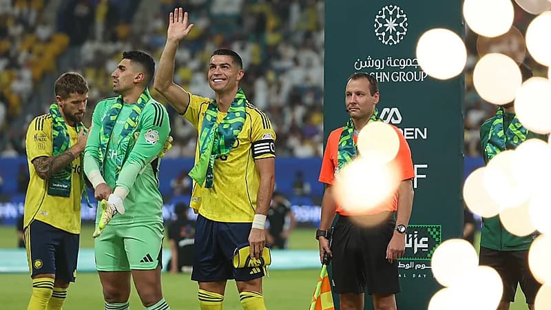 رونالدو يحيي عائلته وسط تصفيق الجماهير.. فيديو