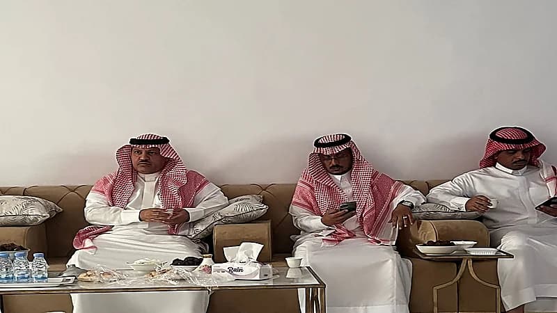 محافظ أملج يعزي رئيس مركز حراض مسعود عويضه الحجوري في والدته.. صور