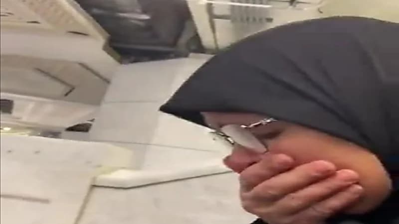 شاهد.. سيدة تدخل في نوبة بكاء عند رؤية الكعبة لأول مرة في حياتها