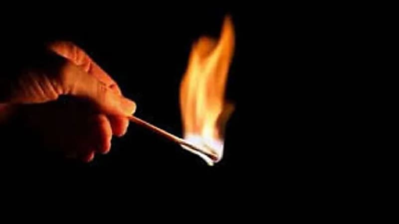 رجل يقتل زوجته وابنته ويشعل النار في منزله