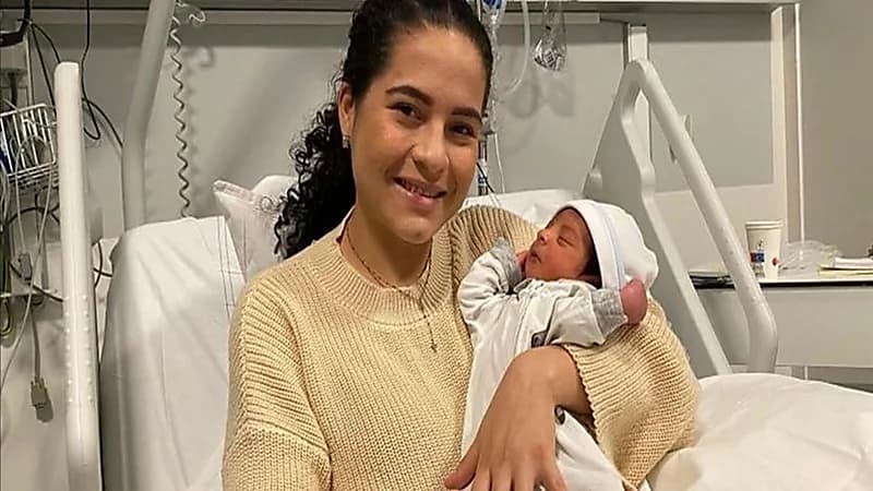 امرأة لم تعلم بحملها تلد طفلاً بشكل مفاجئ على متن طائرة