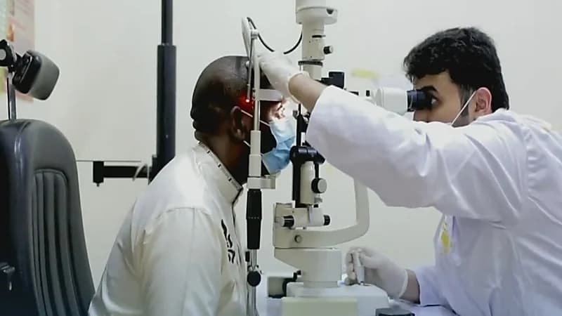 ‏بالفيديو.. فرحة مسن بعد استعادة بصره وتمكنه من قراءة القرآن مجددًا