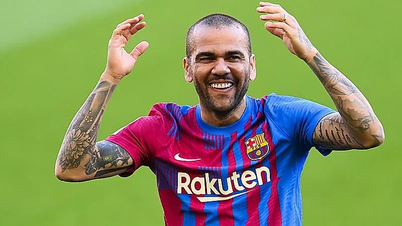 اعتقال مدافع البرازيل بتهمة الاعتداء الجنسي في ملهى ليلي ببرشلونة