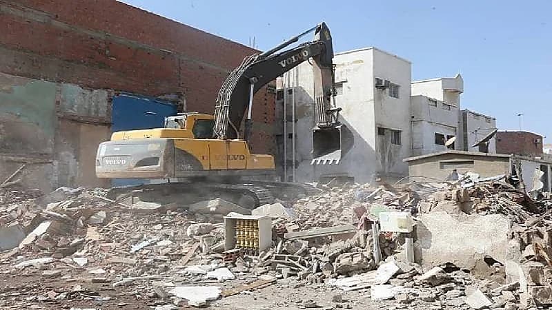 "عشوائيات جدة" تبدأ في أعمال الإزالة بحي «العدل والفضل»