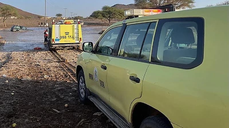 بالصور .. إنقاذ 4 أشخاص احتجزوا داخل مركبة بوادي الحفنة بحائل