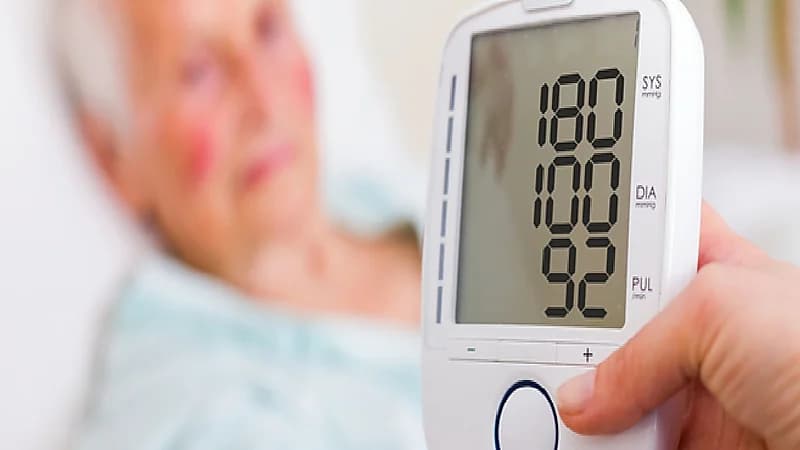 تحذير طبي من خطورة وضع كمادات باردة عند ارتفاع الضغط بشدة