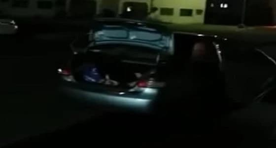 بالفيديو.. ضبط سائق آسيوي "سكران" وبحوزته حقائب نسائية