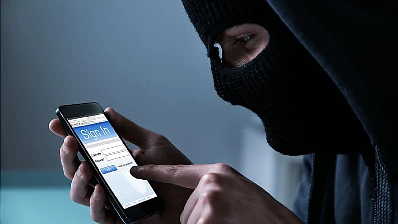 بالفيديو .. خبير تقني يوضح 5 علامات تدل على أن الجوال مُخترق