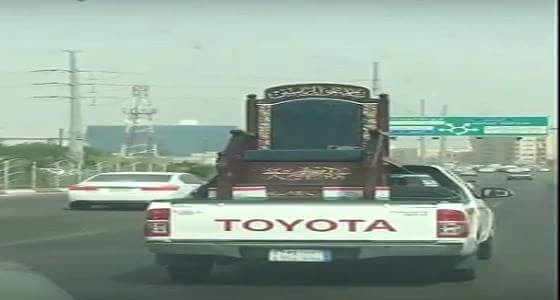 بالفيديو.."كرسي" يحمل علم إيران بشوارع الاحساء