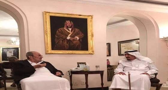 بالصور.. خادم الحرمين يزور أخيه الأمير طلال في قصر الفاخرية