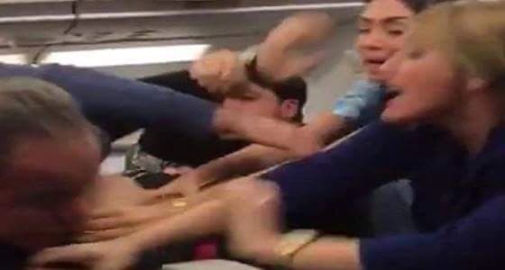 بالفيديو ..هبوط طائرة اضطراري اثر شجار بين راكبين بسبب مضيفة