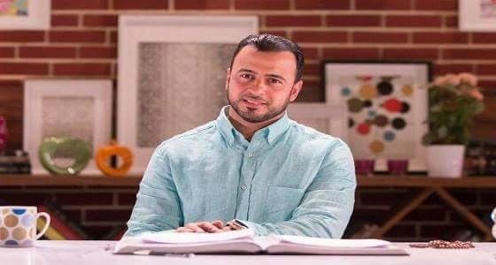 بالصورة.. تي شيرت  الداعية المصري مصطفى حسني يثير  استياء  متابعيه