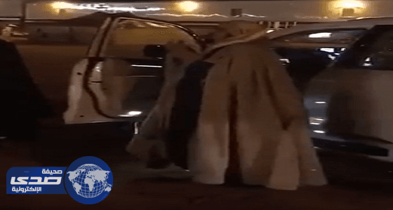 بالفيديو.. عبدالعزيز بن فهد يوقف سيارته ويترجل  أثناء هطول الأمطار ليرفع يده بالبكاء