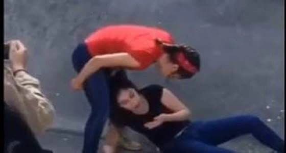 بالفيديو..مشاجرة عنيفة بين فتاتين في الشارع