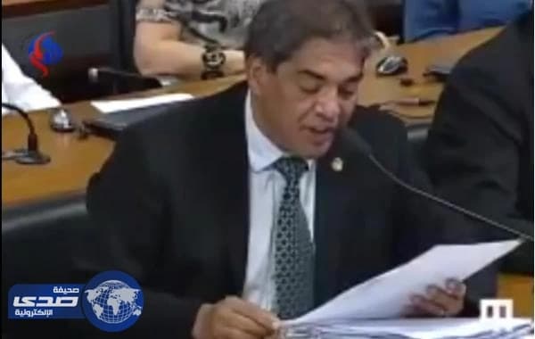 بالفيديو.. سقوط أسنان سيناتور برازيلي على الهواء