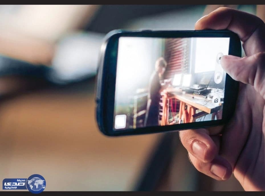 رجل يُفاجأ بمقاطع اباحية لزوجته على جوال صديق عمره