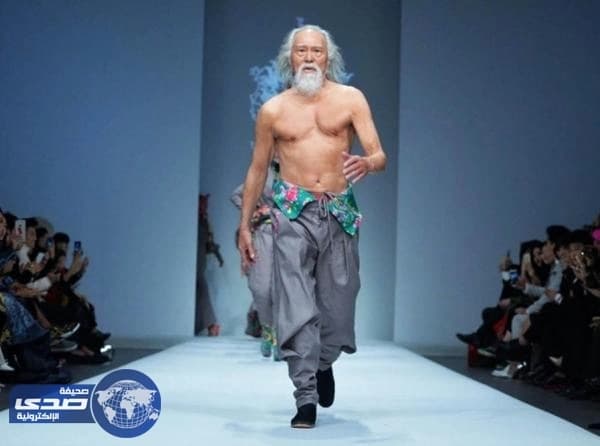 بالفيديو:..ثمانيني صيني يمتهن عرض الأزياء