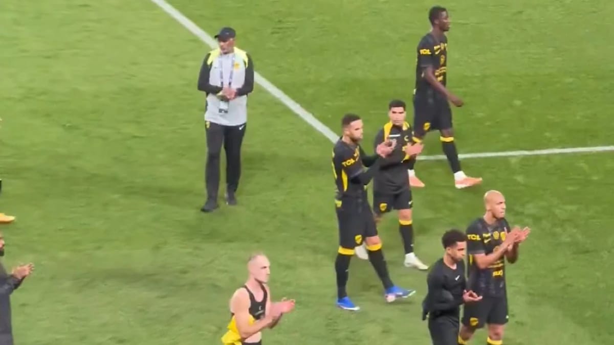 لاعبو الاتحاد يعتذرون لجماهيرهم بعد الخسارة أمام النصر.. فيديو