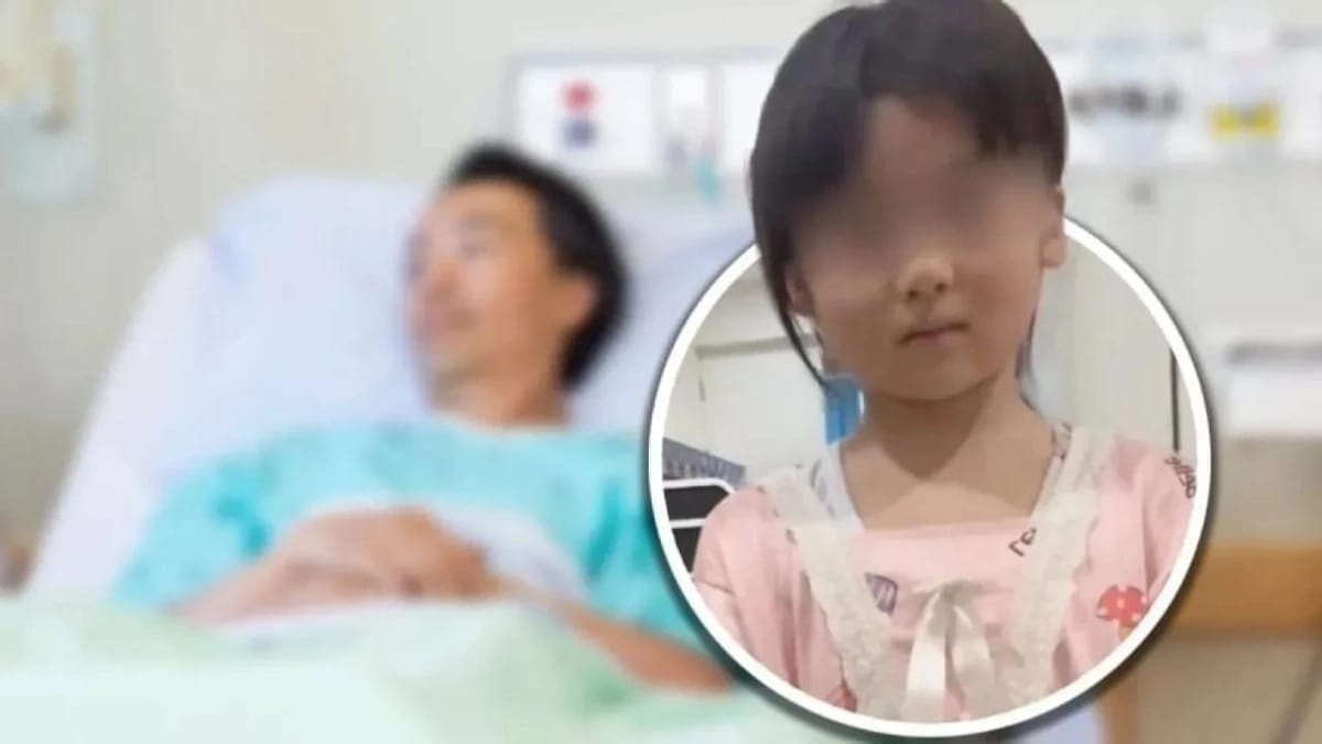 طفلة تخطف الأنظار لاهتمامها بوالدها المريض