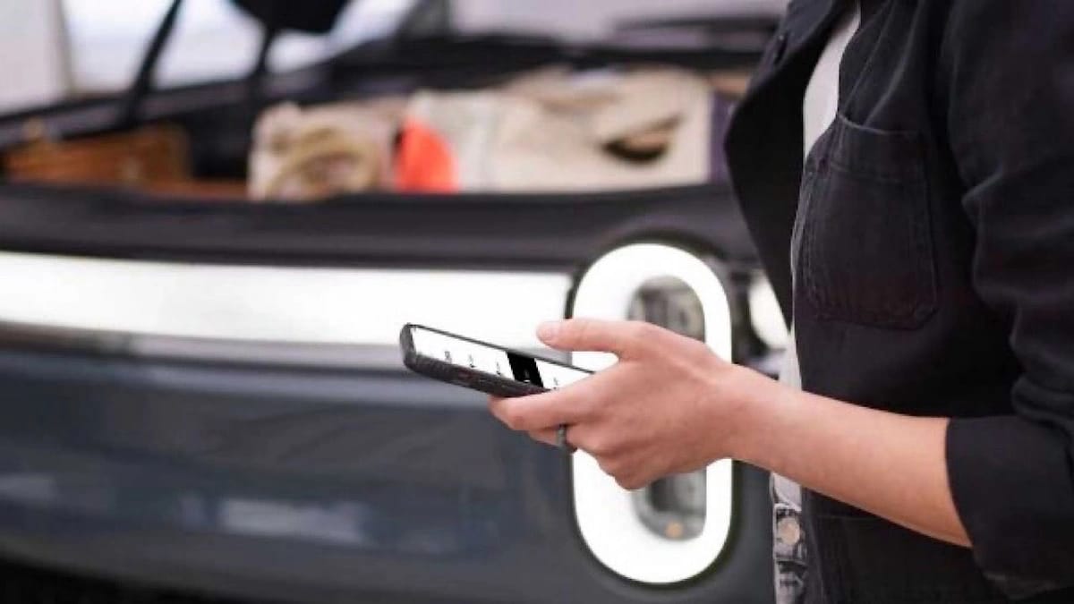 ريفيان تطلق  أول تقنية شحن سيارة كهربائية من أخرى