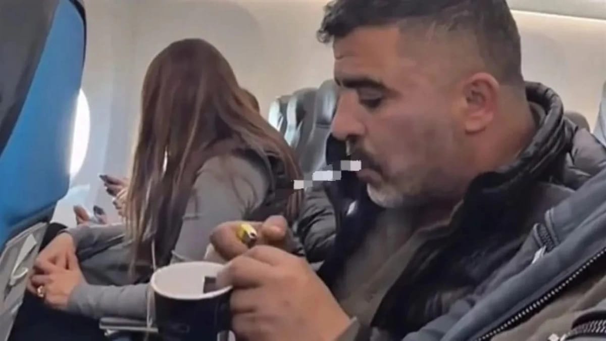 مؤثر تركي يتعرض للمنع من السفر بسبب تدخينه على متن طائرة