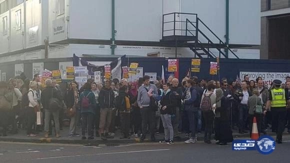 احتشاد بريطانيين متضامنين مع الجالية المسلمة أمام مسجد الملك فهد بأدنبرة