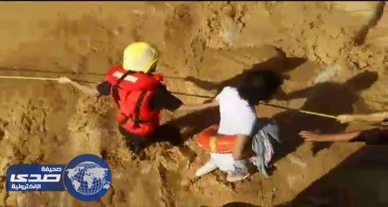 إنقاذ 4 مواطنين انجرفت مركبتهم في سيول وادي لجب بالريث