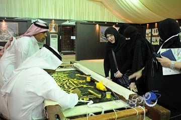 بالفيديو والصور : رفع كسوة "الكعبة" استعدادًا لموسم الحج