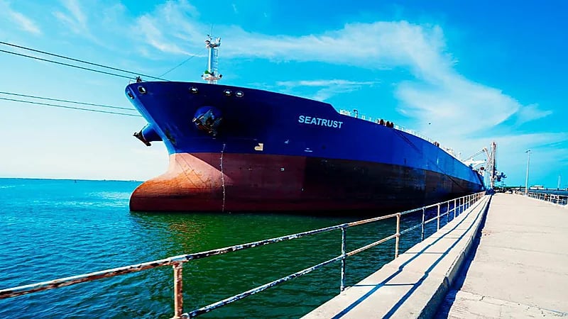 بالصور.. وصول أولى دفعات منحة المشتقات النفطية السعودية إلى ميناء عدن