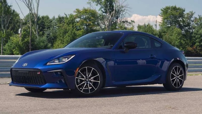 بالصور.. "بي إم دبليو" تزيح الستار عن الفئة الخامسة 2023