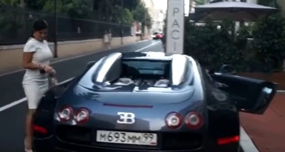 بالفيديو.. حسناء تقود بوغاتي فيرون