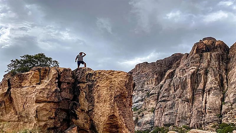 بالفيديو.. سائحون يخوضون مغامرة تسلق الجبال بتنومة