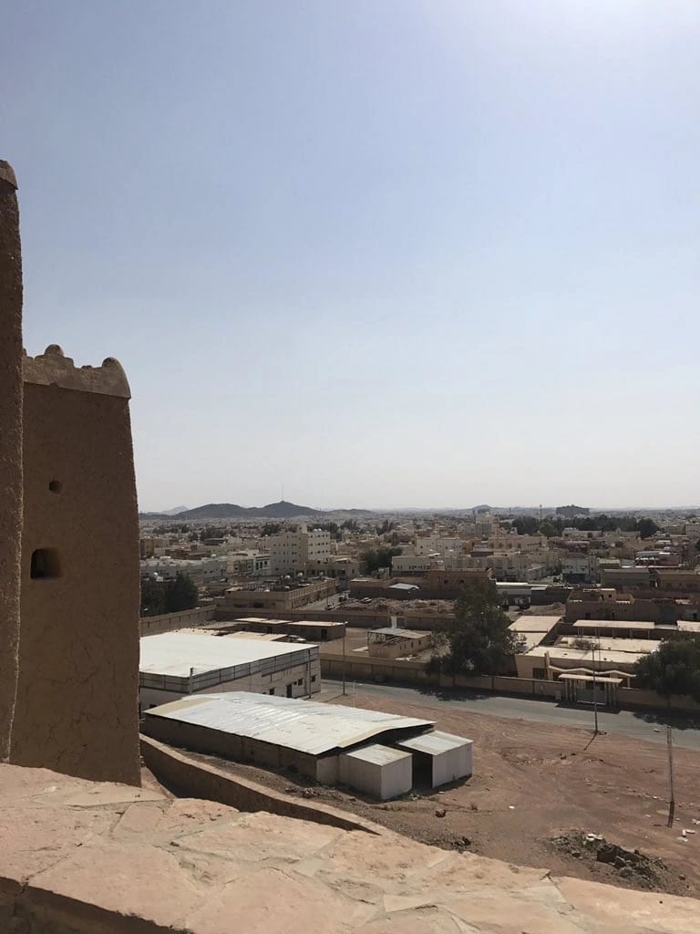 خطاب عاجل من أمير عسير  لمحافظ مدينة تابعة للمنطقة بعد تذمر المواطنين 