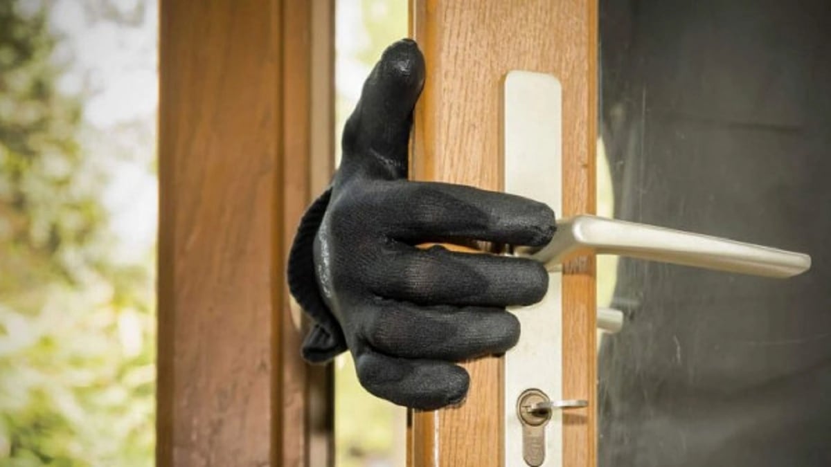 رجل يفقد حياته أثناء محاولته إنقاذ شقيقه من السيول