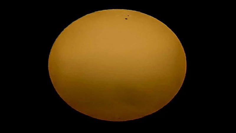 رصد بقع شمسية نشطة في سماء عرعر مساء اليوم