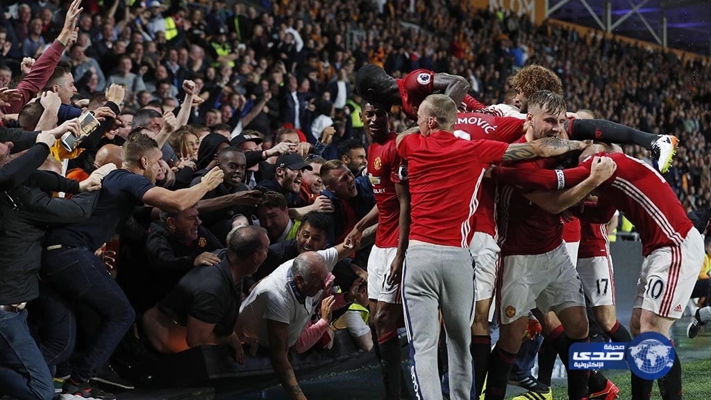 إحتفال لاعبي اليونايتد الجنوني يؤدي لكسر قدم مشجع للفريق!