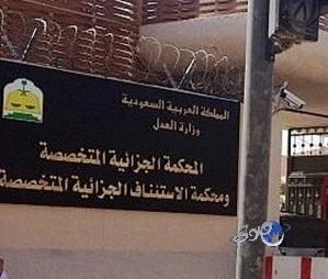 في مشهد عفوي.. ولي العهد يقبّل جبين طفل لدى زيارته لإكسبو دبي 2020