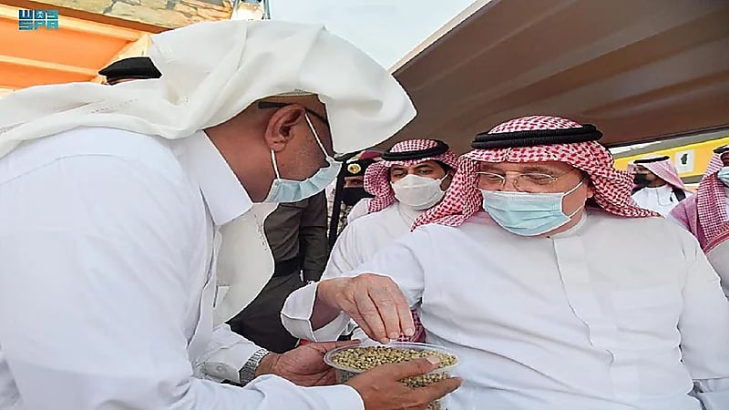 بالفيديو.. أمير جازان يتجول في أروقة مهرجان البن في الداير