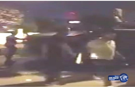 بالفيديو.. رجلان يعتديان بالضرب على ثالث في جدة ويفقدانه وعيه