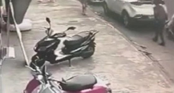 بالفيديو.. شاب يلقن فتاة درساً قاسياً ورد فعل صادم للأخيرة