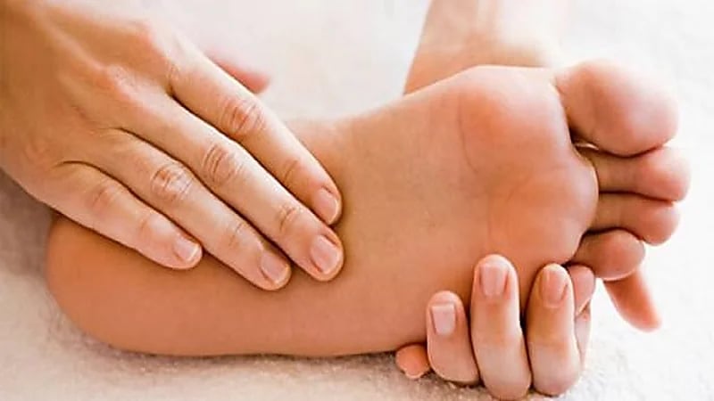 أسباب ظاهرة برودة اليدين والقدمين
