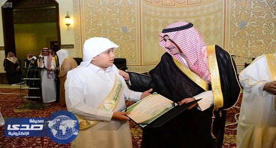 بالصور.. أمير تبوك يكرّم 100 حافظ لكتاب الله
