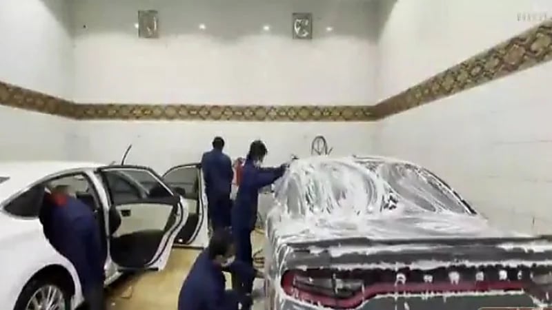 شاهد.. مواطنون يمتهنون غسيل السيارات بنجران 