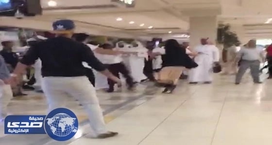 بالفيديو.. إصابة حارس في عراك دامي بأحد مولات جازان