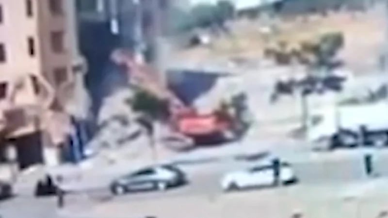 لحظة انهيار مبنى ضخم فوق شاب.. فيديو