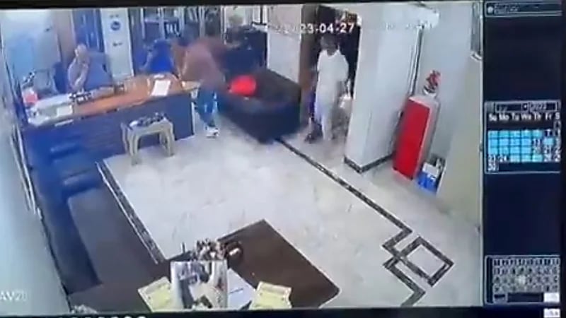 بالفيديو.. أشخاص يعتدون على معلمين داخل مدرسة