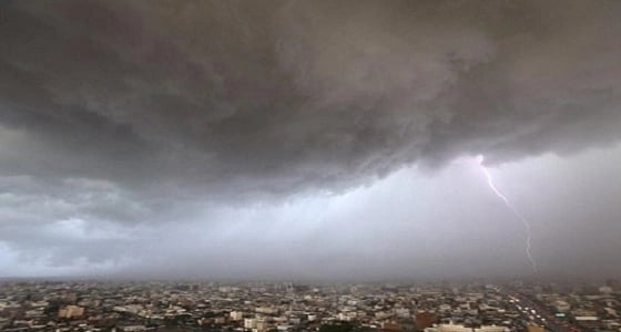 الإنذار المبكر: سحب رعدية مصحوبة برياح نشطة في مكة