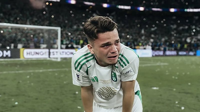 محترف الأهلي يقترب من المغادرة