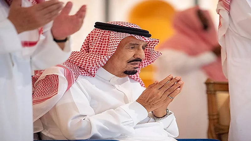 خادم الحرمين يؤدي صلاة التراويح ويشهد ختم القرآن